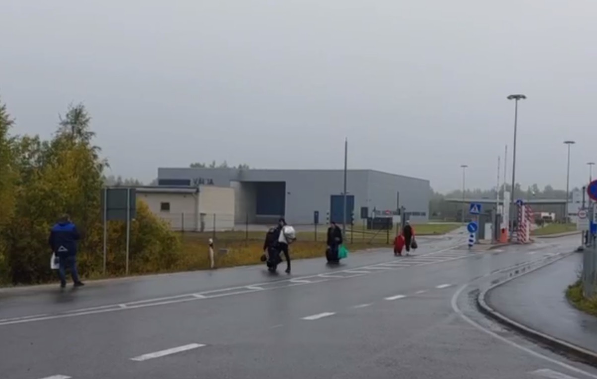 Из-за временного прекращения пропуска граждан в Ивангороде на КПП в Шумилкино и Куничиной Горе могут возникнуть пробки